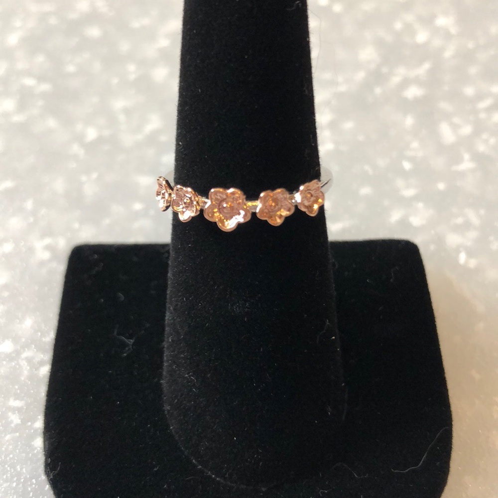 Size 6 silver band w/rose gold flowers